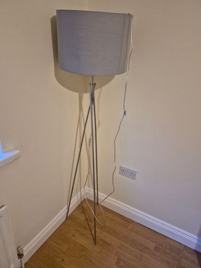 Tripod floor lamp