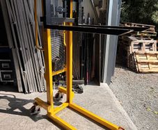 Manual pallet stacker
