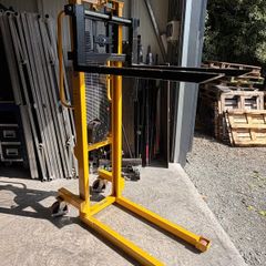 Manual pallet stacker
