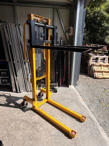 Manual pallet stacker