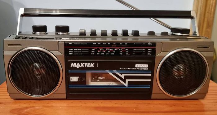 Boombox MaxTek 77020, Mini Portable Vintage Cassette Radio Recorder with USB Port. As new.