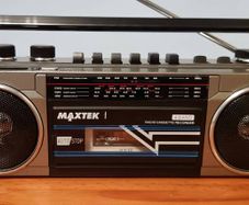 Boombox MaxTek 77020, Mini Portable Vintage Cassette Radio Recorder with USB Port. As new.