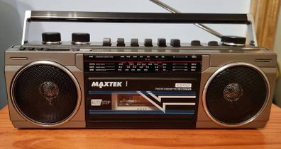 Boombox MaxTek 77020, Mini Portable Vintage Cassette Radio Recorder with USB Port. As new.