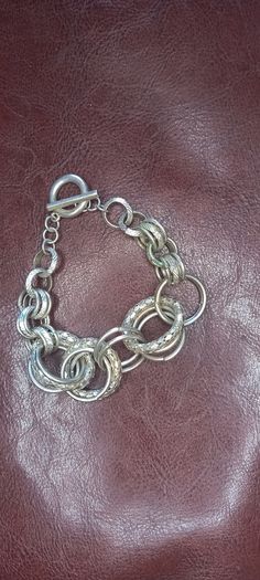 Vintage jewelry is sold individually for 5 to 10 euros