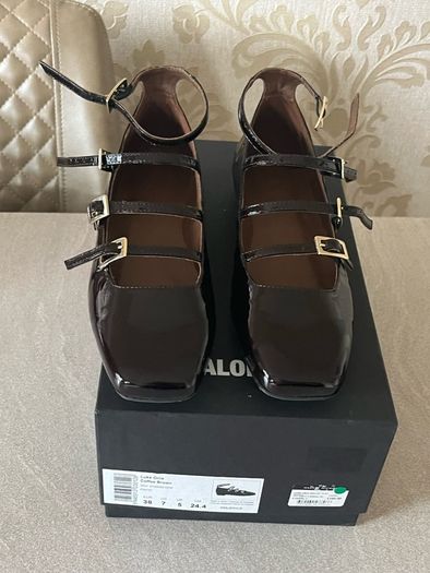 Alohas shoes size 38 /5 . New