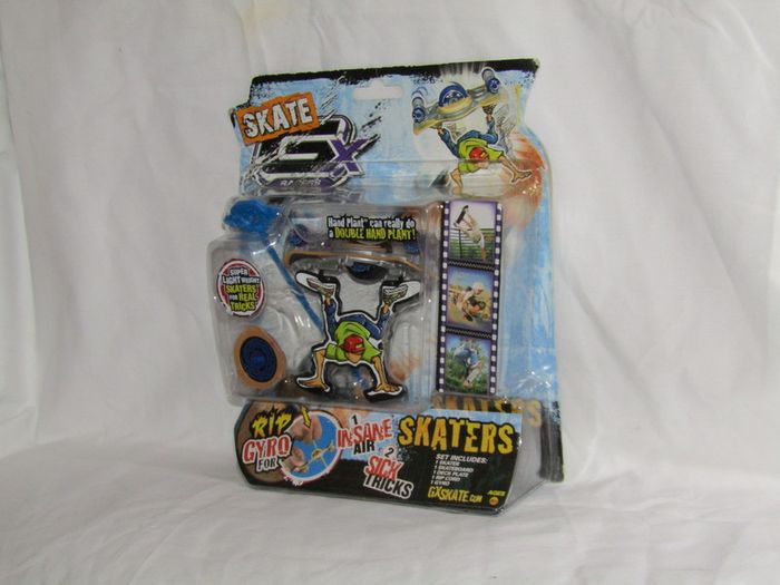 Gx skate racers hand plant skateboard tricks skaters gyro power rip cord gift fingerboard tech deck mini skateboard made by Jakks Pacific 2009 brand new sealed