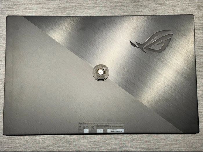 ASUS Rog Strix XG17AHPE 17.3" portable Gaming Monitor