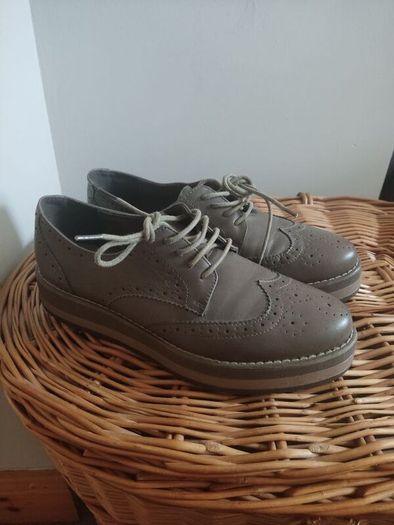 Elegant platform laceup shoes