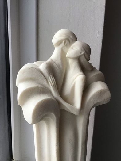 statue