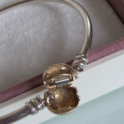 Pandora Moments two-tone bangle ir sterling silver with a 14k yellow gold ball clasp. (Size approx 19cm) for the right size please check all the photos (the bracelet is in very good condition)