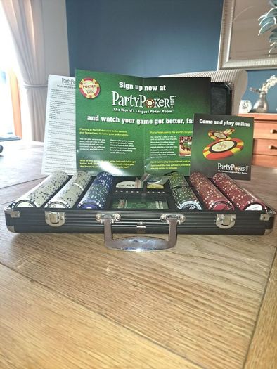 Texas Holdem Poker chips set with Aluminium case, 2 Desks cards, Dealer, Small blind, Big Blind buttoms, 5 Dice (300 pieces)