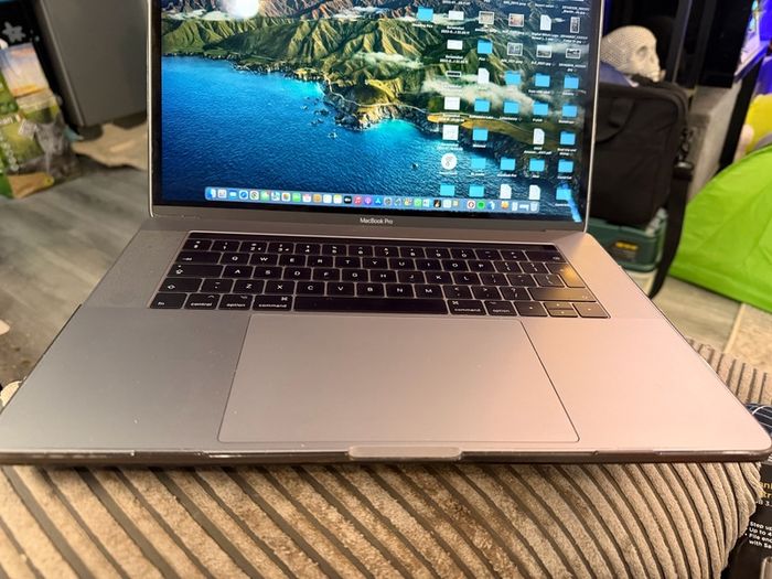 Apple MacBook Pro 15" i7 2.7GHz Touch Bar A1707 (EMC 3072) Late 2016 16GB RAM / 512GB Flash Drive / Dual GPU / Pristine condition