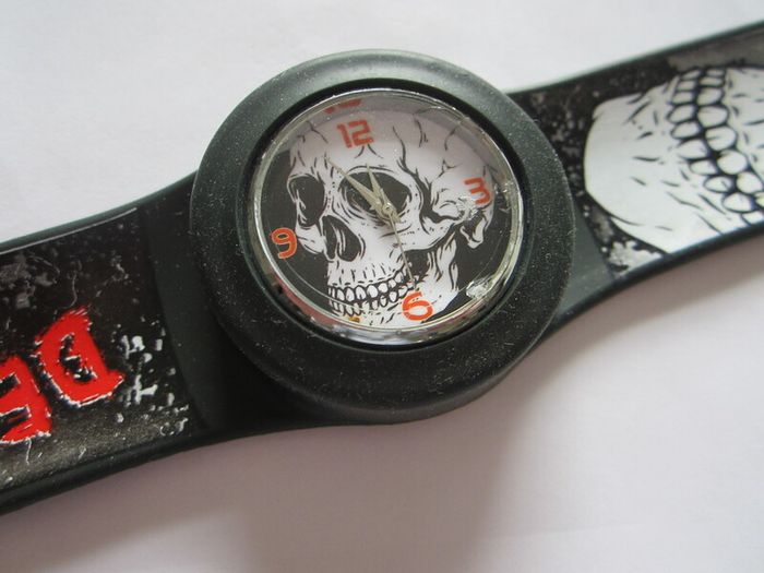 Slap-on Watch - Black Rubber Band with Skulls