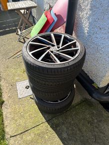Volkswagen 17" Alloy wheels + tyres