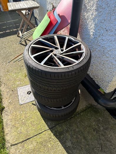 Volkswagen 17" Alloy wheels + tyres