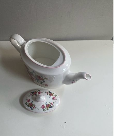 Fabulous Royal Albert Astbury  pattern tea pot