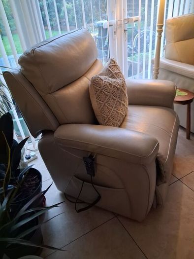 Stunning Harvey Norman Cream Italian Leather Two Seater Sofa & Recliner