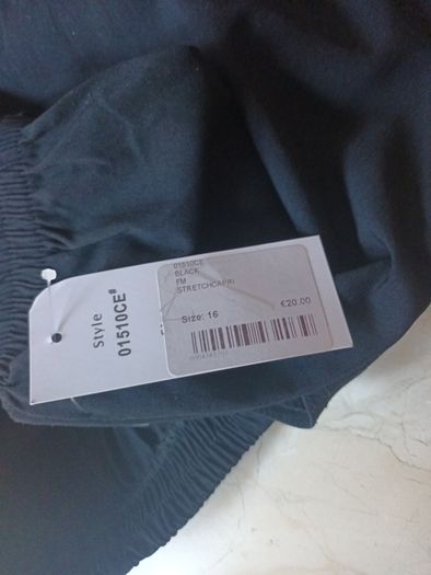 Fin Black  Cropped Trousers.  Size. 16.  B.N.W.T