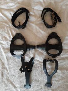 Road bike pedals with strips