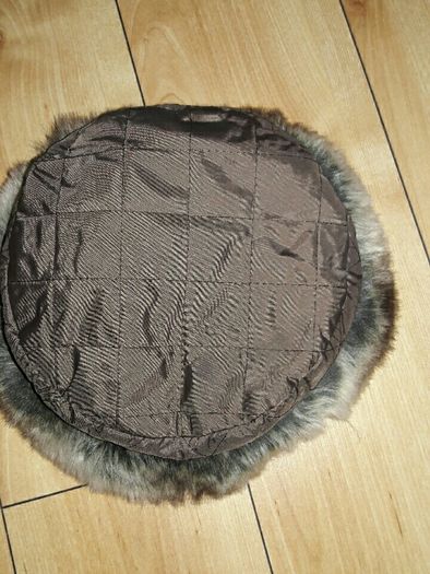 Ladies Brown hat with fur trim
