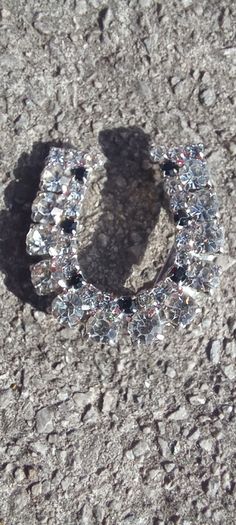 Vintage jewelry is sold individually for 5 to 10 euros
