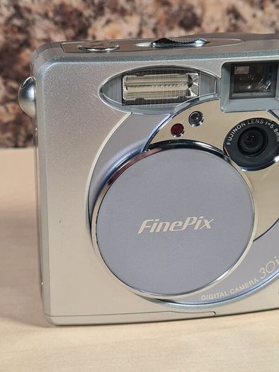 FUJIFILM FINEPIX 30i digital camera 3MP mega pixels Vintage Rare