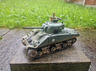 Unimax Forces of Valor 1:32 Weathered WWII U.S. Army Sherman Tank