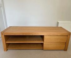 Solid oak TV unit / media stand in very good condition
