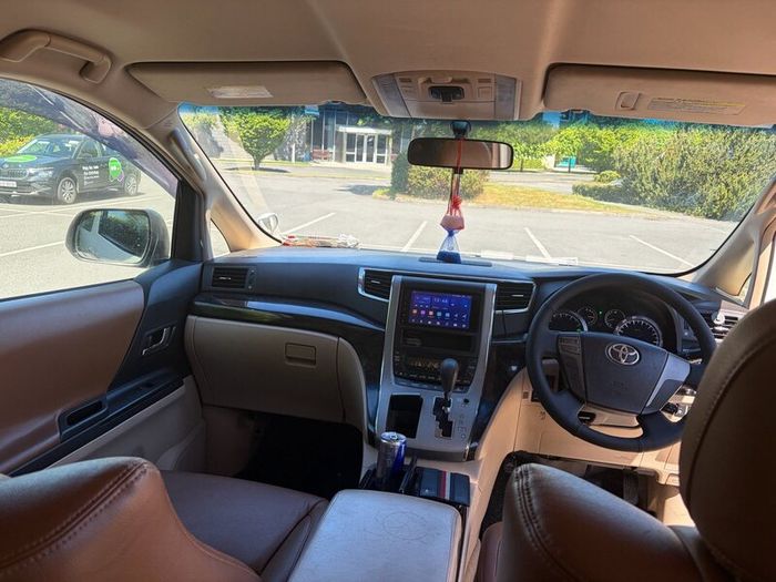 Toyota Vellfire hybrid - 7 seater - Fresh NCT