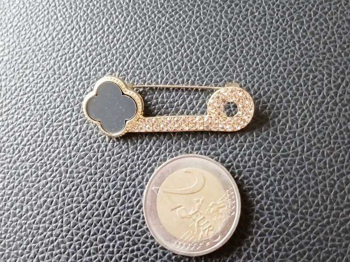 Brooch NEW