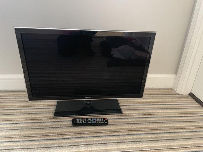 Samsung 32" TV - NON Smart