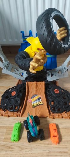 Hot Wheels Mega Wrex Vs Crushzilla Takedown