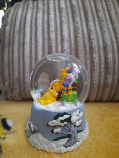 winnie the pooh christmas snowglobe