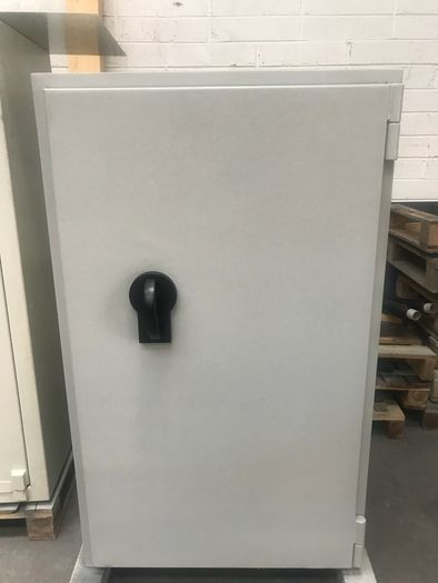Cash and jewelry safe
