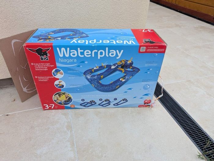 Water play toy