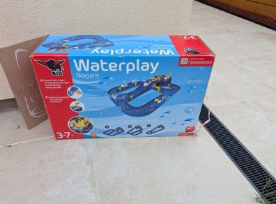 Water play toy