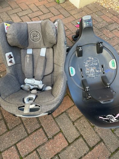 Cybex Sirona z i car seat and base