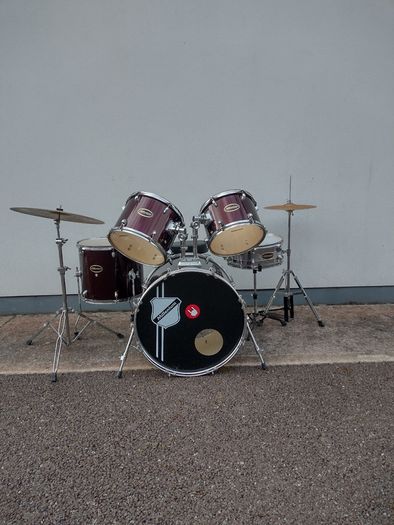 Full Drum Kit.