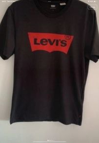 T-shirt Levi's size small woman's black with logo front