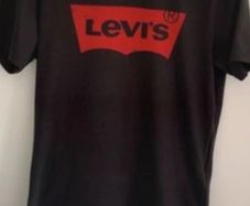 T-shirt Levi's size small woman's black with logo front