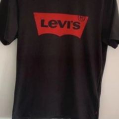 T-shirt Levi's size small woman's black with logo front