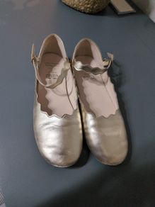 Girls flat shoes Leigh Tucker size 4