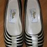 Gorgeous Black and Gold shoes from Renata size 3.5 Image 4