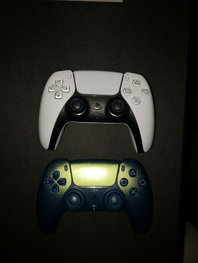 Playstation 5 +2 controllers