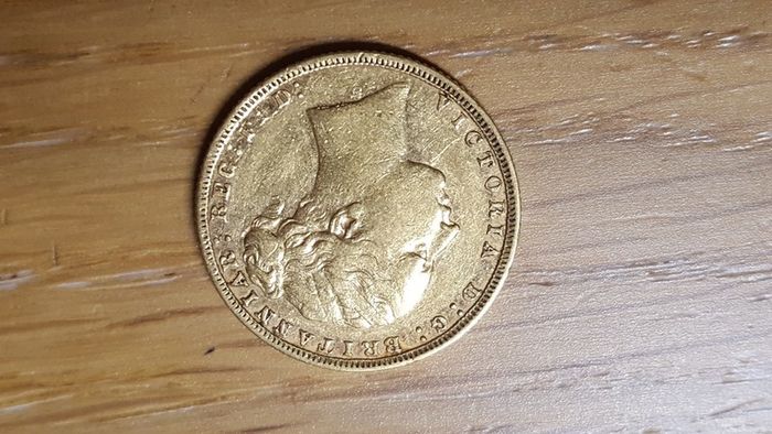 Full Sovereign 1872 Sydney Quenn Victoria