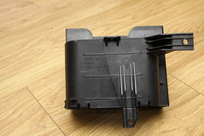 Q7 MMI 2G DVD Navigation with retainer and power cable