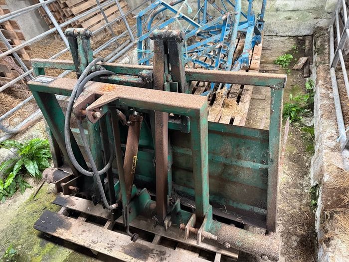 Major Sila-Shuv push off silage buckrake