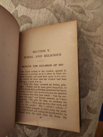 An Argosy Of Litrature. By William Magennis. Published By The Educational Company Of Ireland Limited. 1920s Hardback In Fair Condition. See Photos For Same.