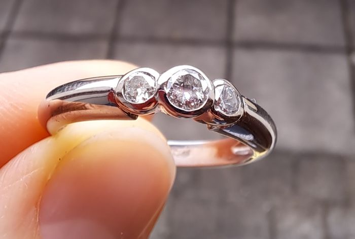 18ct white gold diamond ring 3 stones
