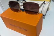 Gold lv Louis Vuitton glasses/sunglasses